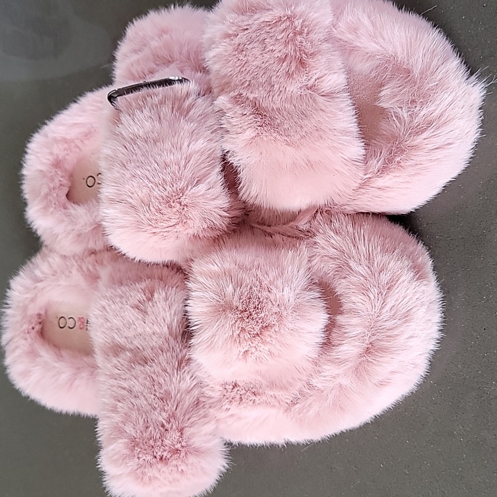 Jen &Co. Pink Fuzzy Slippers